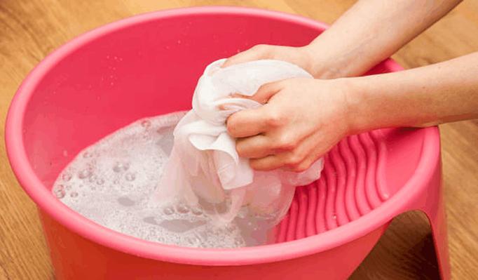 生活百科: 四种居家生活小技巧, 洗衣服的时候加入醋水可避免褪色